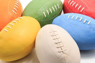 ファーストデコ、モンゴルの羊革を使用したラグビーボール型クッション