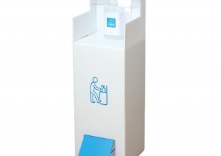 キングジム、手を触れずに安心して消毒できる「足踏みアルコールスタンド」を発売