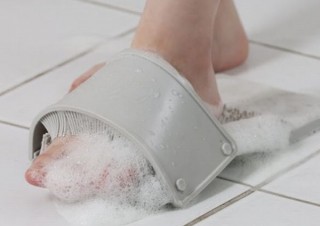 足をインして指・足裏・かかと・甲まで洗えるフットブラシ「バロン」発売