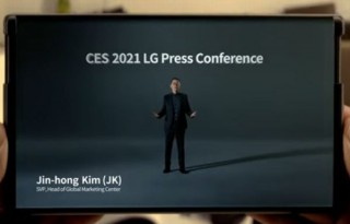 LG、画面が“のびる”巻取り式スマホ「LG Rollable」を発表