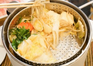 サンコー、鍋の中が昇降して具材とスープを分けられる「電動昇降グリル鍋」