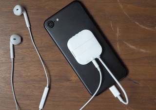 iPhoneに3.5mmステレオプラグが使えてスタンドにもなる「変換アダプタ」発売