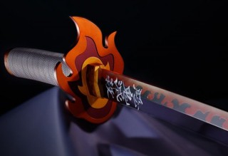 煉獄杏寿郎の日輪刀が実物大の約950mm！ 刀から「うまい！」の声も聞こえる