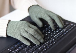 換気で寒い室内でも指先フィットでパソコン作業がしやすい「屋内作業用手袋」