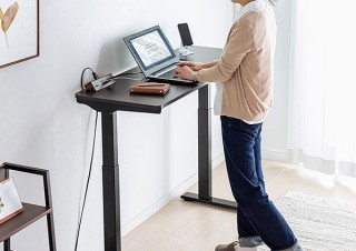 サンワサプライ、省スペースに設置できる電動昇降デスクを発売