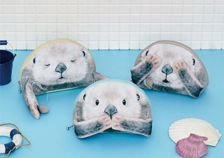 フェリシモ、目や口に手を当てるラッコを再現したかわいいポーチを発売