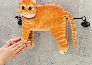 フェリシモ、なでなでしながら手をふける「タオルバーでくつろぐモノレール猫タオル」を発売