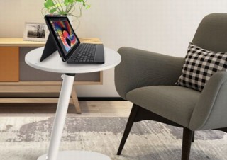 テレワーク中にベッドやソファのそばでパソコン作業がしやすいサイドテーブル「AKA」