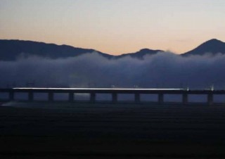 ドコモ、時速360km走行の新幹線車内でも高速通信5Gの通信に成功