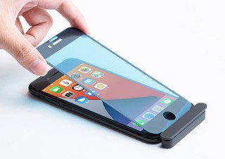 サンワサプライ、カッターでも傷がつきにくいiPhone用ガラスフィルムを発売