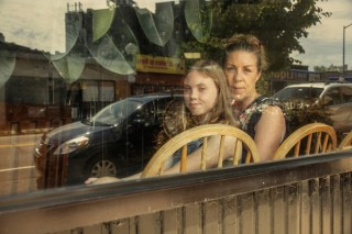 ニューヨークのコインランドリーに集う人々を撮影した鵜川真由子氏の写真展「LAUNDROMAT」