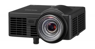 リコー、LED光源を採用したコンパクトな短焦点プロジェクターを発売