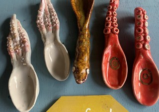 ヴィレヴァン、シーフードデザインの陶器製スプーンを発売