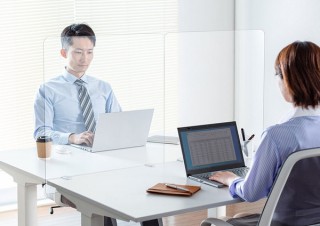 サンワサプライ、クランプや両面テープで机に固定する飛沫感染防止用パーティションを発売