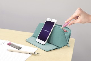 サンスター文具、スマホを立てかけられるペンケース「SMAND」を発売