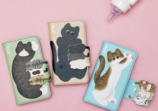 フェリシモ、母猫のように授乳している気分になれる「ミルクごくごくスマホカバー」を発売