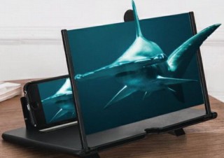ミスターカード、スマホを置くだけで12インチで見られる「スマホの拡大鏡」発売