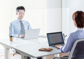 サンワサプライ、デスクに取り付けて飛沫感染防止に使えるアクリルパーティションを発売