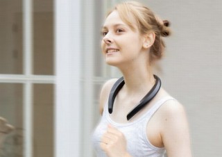 首かけで周囲の音を把握しながら音楽やテレビが楽しめる「ウェアラブルネックスピーカー」