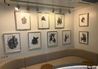 下絵なしにボールペンで作品を仕上げるアーティストのノナカミホ氏による作品展示会が開催