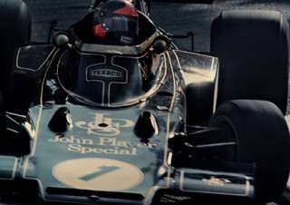 日本レース写真家協会の創立50周年を記念してモータースポーツの歴史を追体験できる写真展が開催