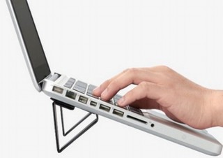 エレコム、ノートPCに貼り付けて収納・持ち運びに役立つ「スタンド」「ポケット」発売