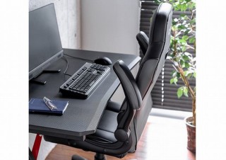 肘を跳ね上げてデスクにすっぽり収納できる「ゲーミングチェア」、サンワサプライから