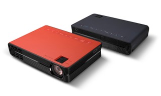 カシオ計算機、2000ルーメンで世界最小・最軽量の小型プロジェクターを発売