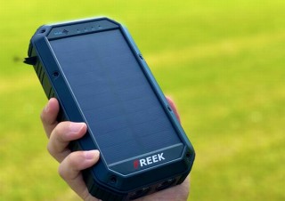 30000mAhの大容量で太陽光充電・無線充電・LEDライトなどを備えるバッテリー「FREEK3」