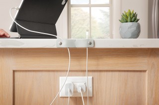 フォーカルポイント、レザーで作られたバンド型ケーブルホルダー「Twelve South SurfaceSnap」を発売