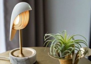 ヴィレヴァン、小鳥型デザインでサウンド再生もできる「照明付き目覚まし時計」を発売