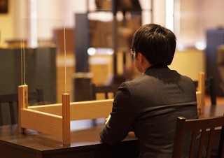 新宮商行、フレームにホワイトオーク木材を使用した“一生モノ”の飛沫防止パーティションを発売