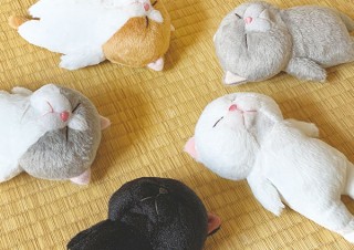 ヴィレヴァン、棒のように眠る猫「ぼうねこ」のぬいぐるみを発売