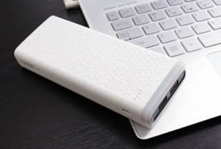 ミスターカード、LEDライトを搭載したモバイルバッテリーを2モデル発売