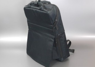 コワーキングスペースや図書館での作業に最適、スタンド内蔵で自立するPCバックパック