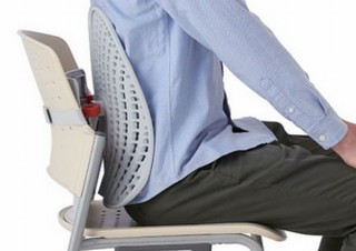 エレコム、デスクワーク時の姿勢を改善する「ランバーサポート」発売