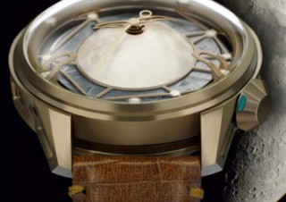 宇宙から43億年かけて地球にきた隕石使用の腕時計「Moon Walker II」