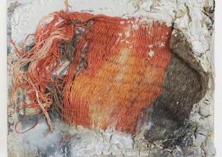 “布と自己との関係性”の考察を深めて制作した約20点を展示する高野萌美氏の個展「汚い川にも」