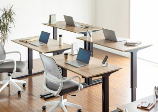 サンワサプライ、3サイズ展開の軽い力で高さを調整できるガス圧式昇降デスクを発売