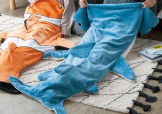 足元から頭からシュモクザメに丸のみにしてもらえるブランケット発売、ヴィレヴァンから