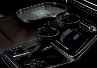 車の運転席横に無線充電・テーブル・ドリンクホルダーを増設できる「マルチホルダー」