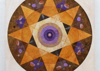 絵と小さな木のオブジェで幾何学的に表現した作品を展示するモリタモモコ氏の個展「内なる宇宙」