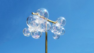 ヴィレヴァン、割れる直前の虹色シャボン玉を表現したピアスとイヤリングを発売