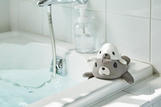 宮本製作所、マグネシウムを含んだ入浴アイテム「アザラシ親子 バスマグ」を発売