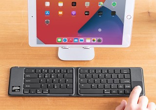 サンワサプライ、タッチパッドを搭載した折りたたみ式Bluetoothキーボードを発売