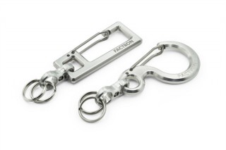 FACTRON、「！」と「？」の記号をモチーフにしたメタル削り出しカラビナを発売