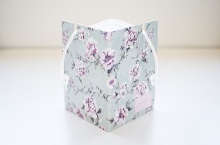 帆風エデュケーション、絵本のように紙で装丁したマスクスタンドを発売