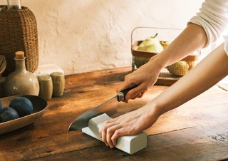 貝印、包丁を手軽に素早く研げる「コンパクト電動シャープナー」を発売