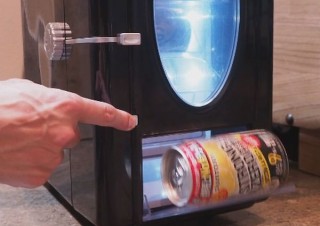 サンコー、ボタンを押すとドリンクが出てくる部屋における「自動販売機型冷温庫」発売
