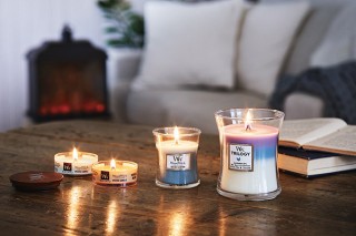 カメヤマ、火を灯すと焚火のようにパチパチと音がするキャンドルWoodWickシリーズ